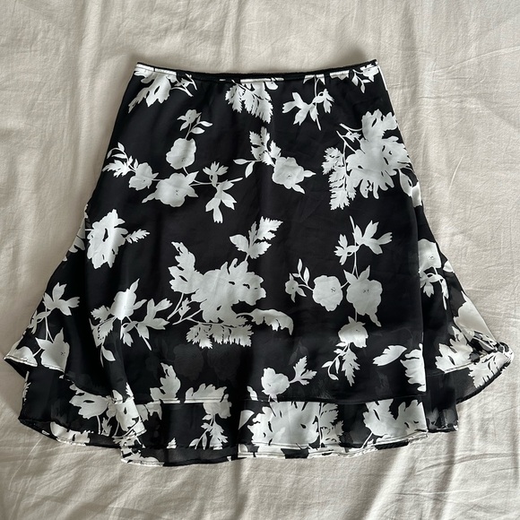 Ricki’s Black and White Floral Skirt - Size 4 - Picture 1 of 5